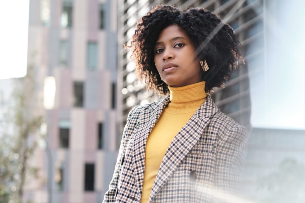 Mulher com roupas elegantes próxima a prédios de empresas